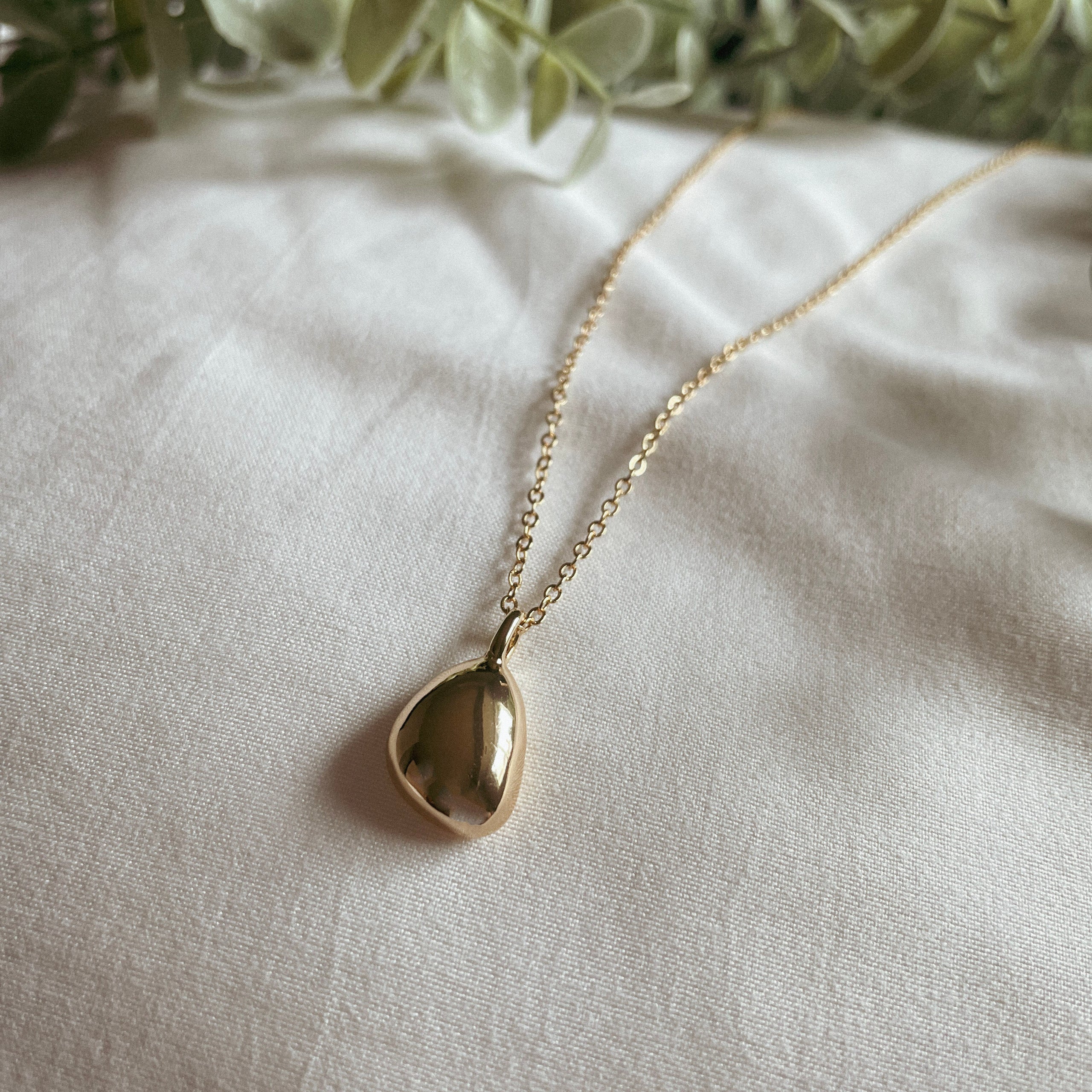 Gold drop pendant necklace discount